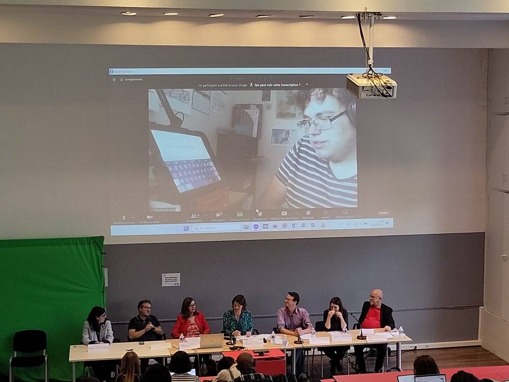 table ronde intitulée "L'éducation universelle, une utopie?